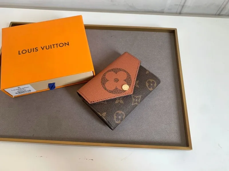 Alternative view of LV Wallets-455
