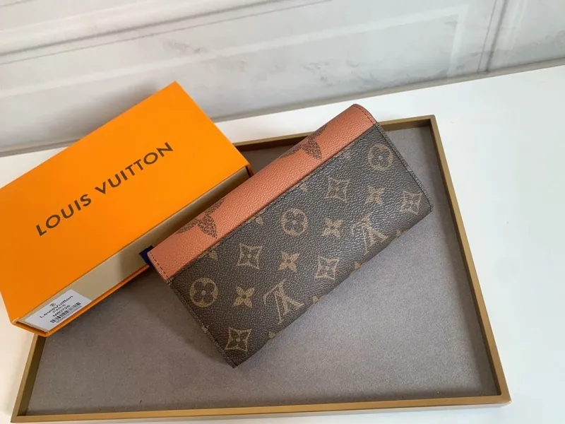 Alternative view of LV Wallets-456