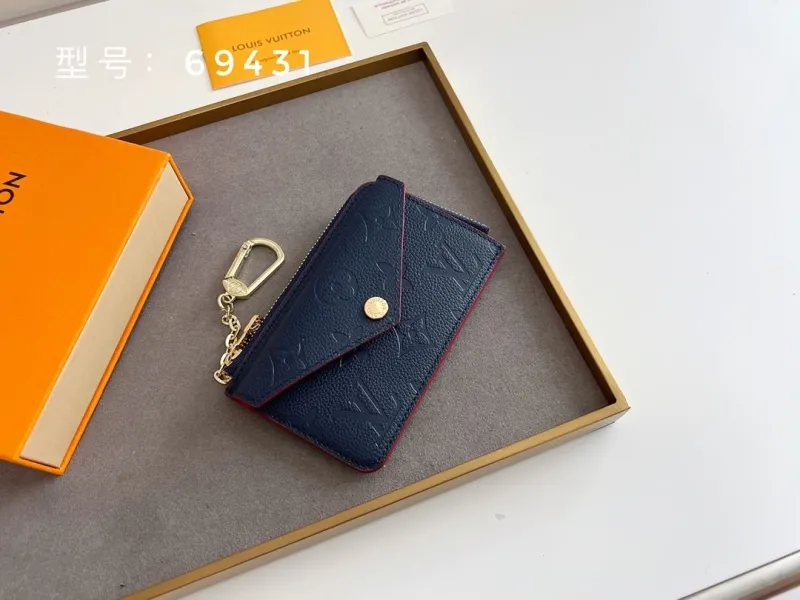 Alternative view of LV Wallets-457