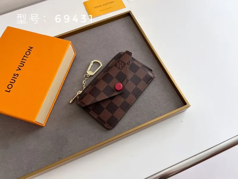 Alternative view of LV Wallets-459