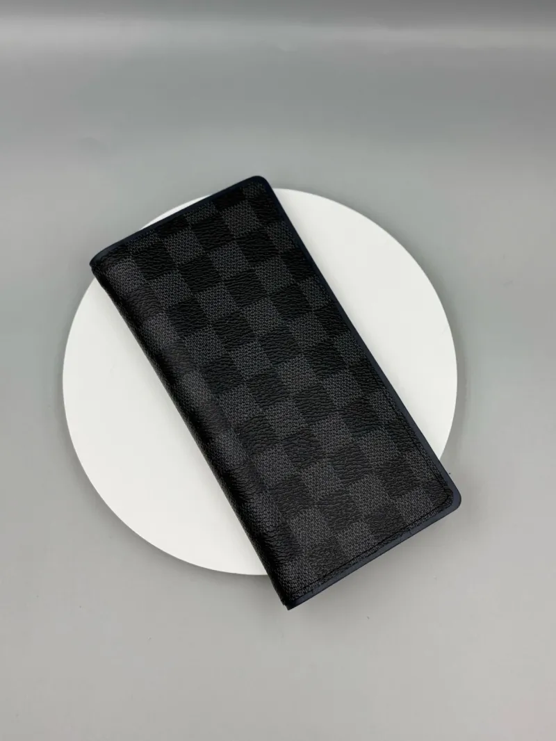 Alternative view of LV Wallets-464