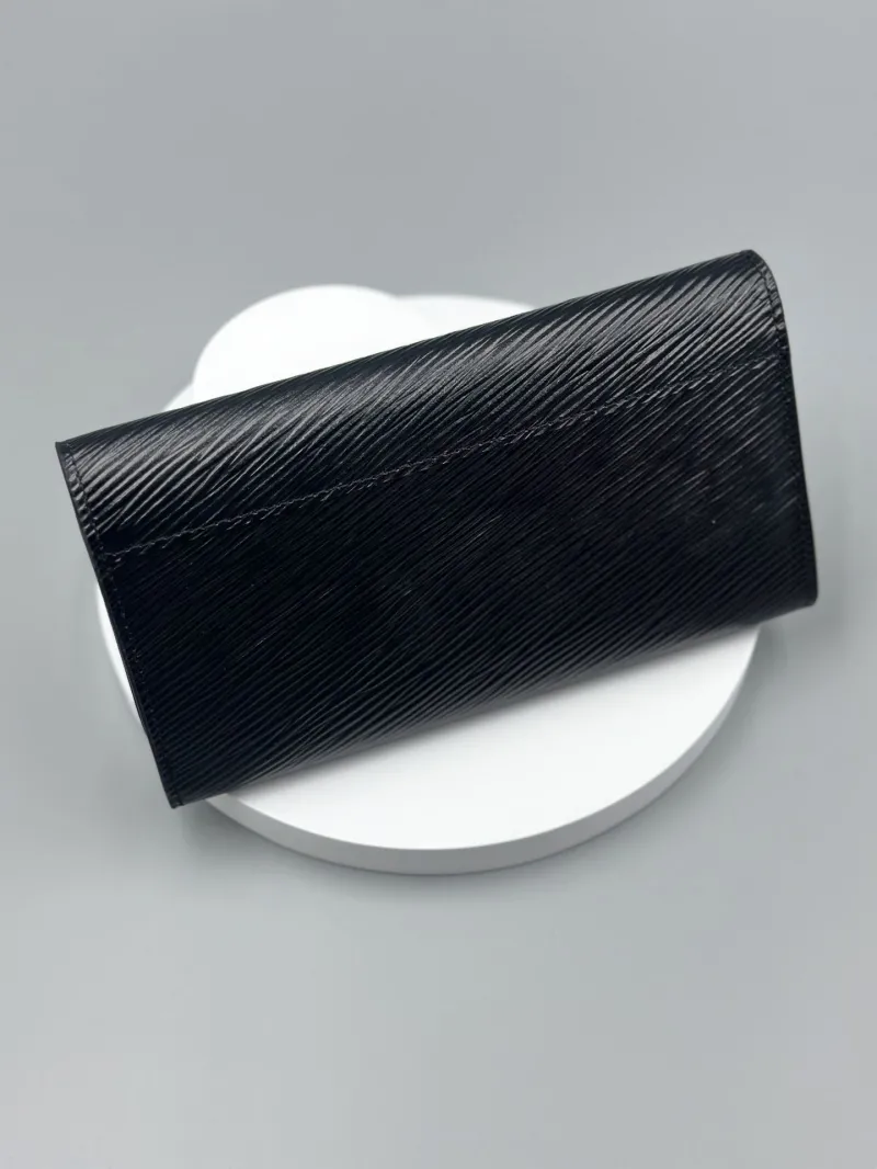Alternative view of LV Wallets-467