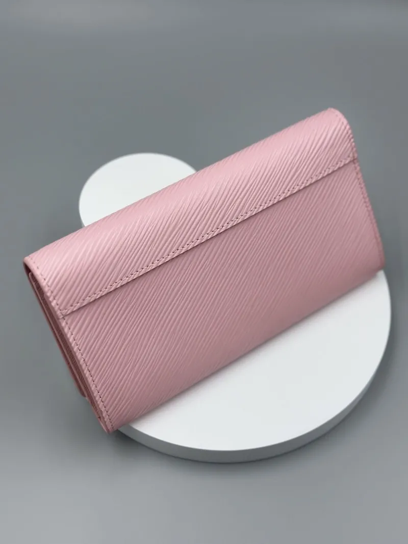 Alternative view of LV Wallets-468