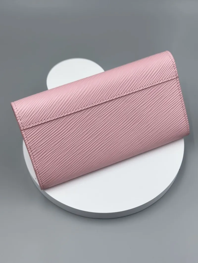 Alternative view of LV Wallets-470