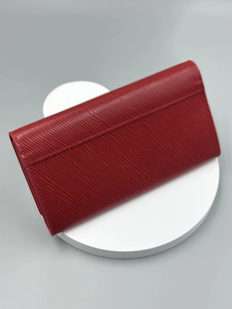 Alternative view of LV Wallets-471
