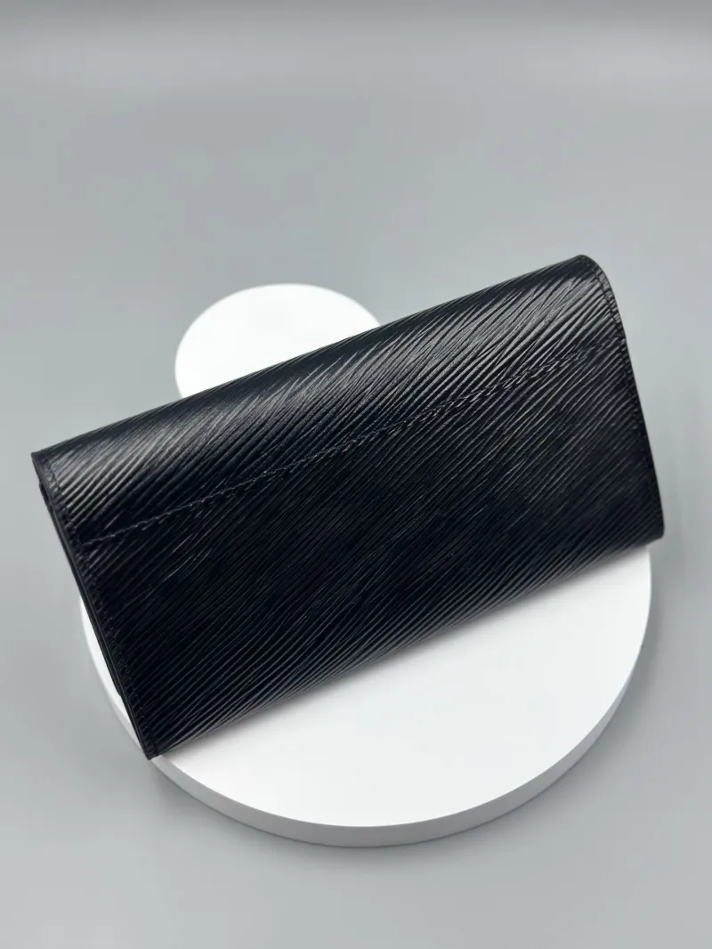 Alternative view of LV Wallets-472