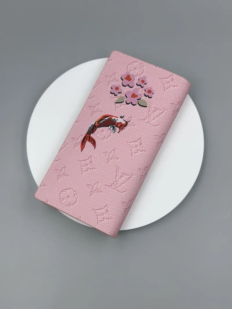 Alternative view of LV Wallets-473