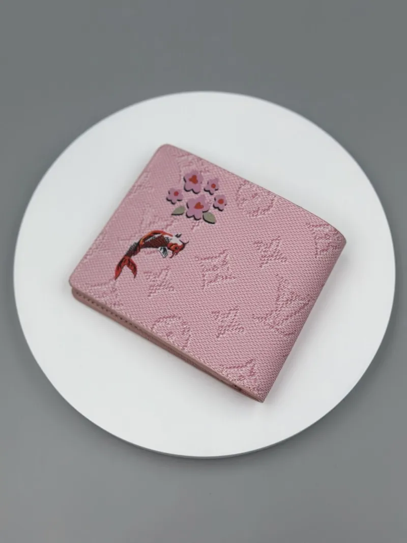 Alternative view of LV Wallets-474
