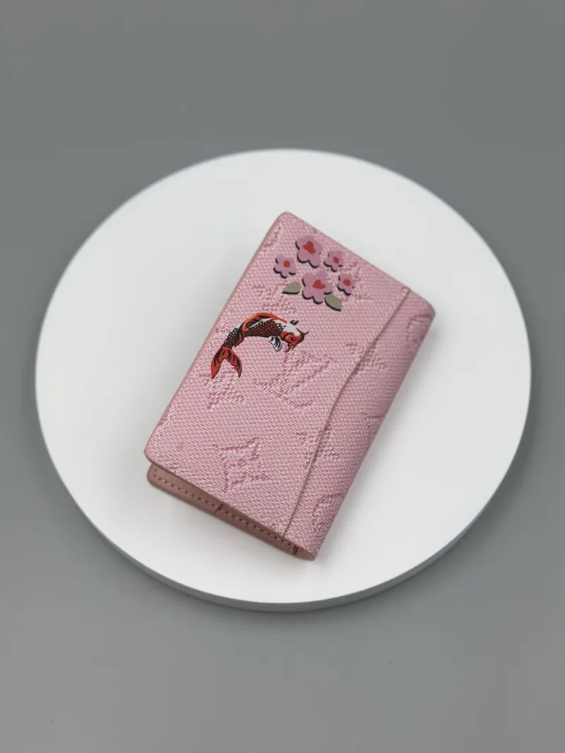 Alternative view of LV Wallets-475
