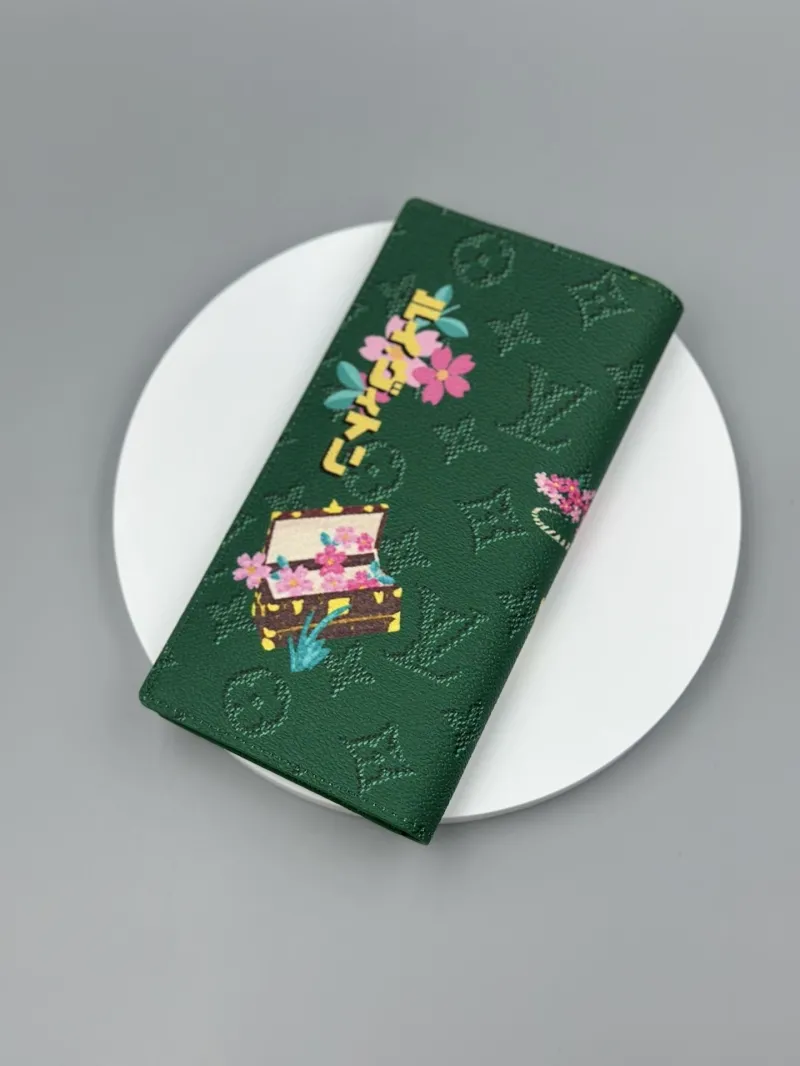 Alternative view of LV Wallets-476