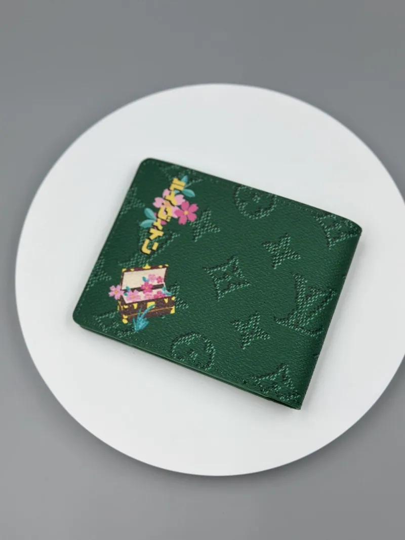 Alternative view of LV Wallets-477