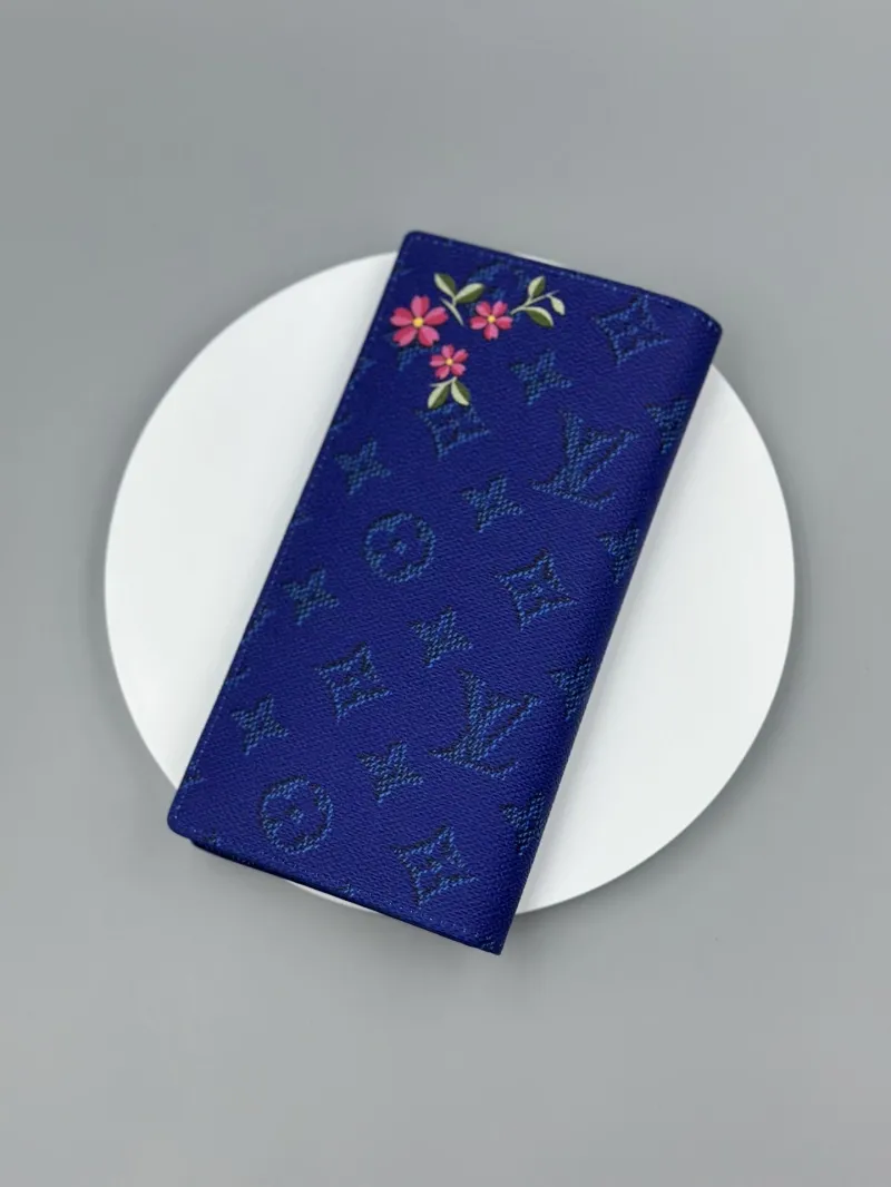 Alternative view of LV Wallets-479