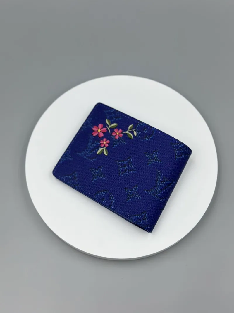 Alternative view of LV Wallets-480