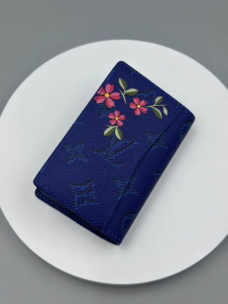 Alternative view of LV Wallets-481