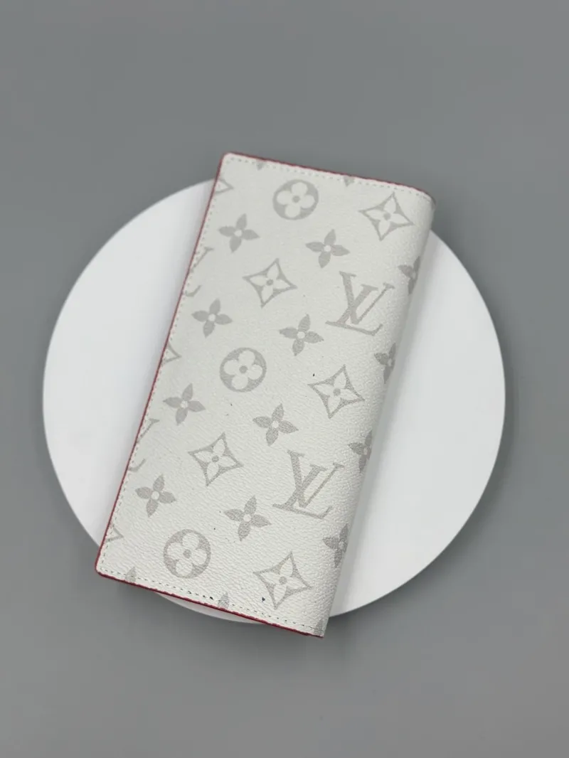 Alternative view of LV Wallets-482
