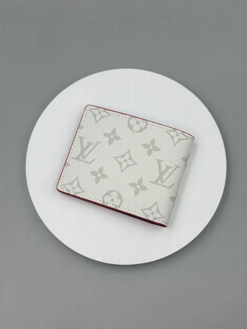 Alternative view of LV Wallets-483