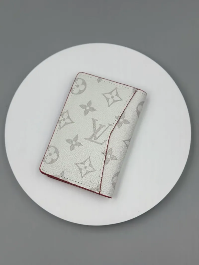 Alternative view of LV Wallets-484