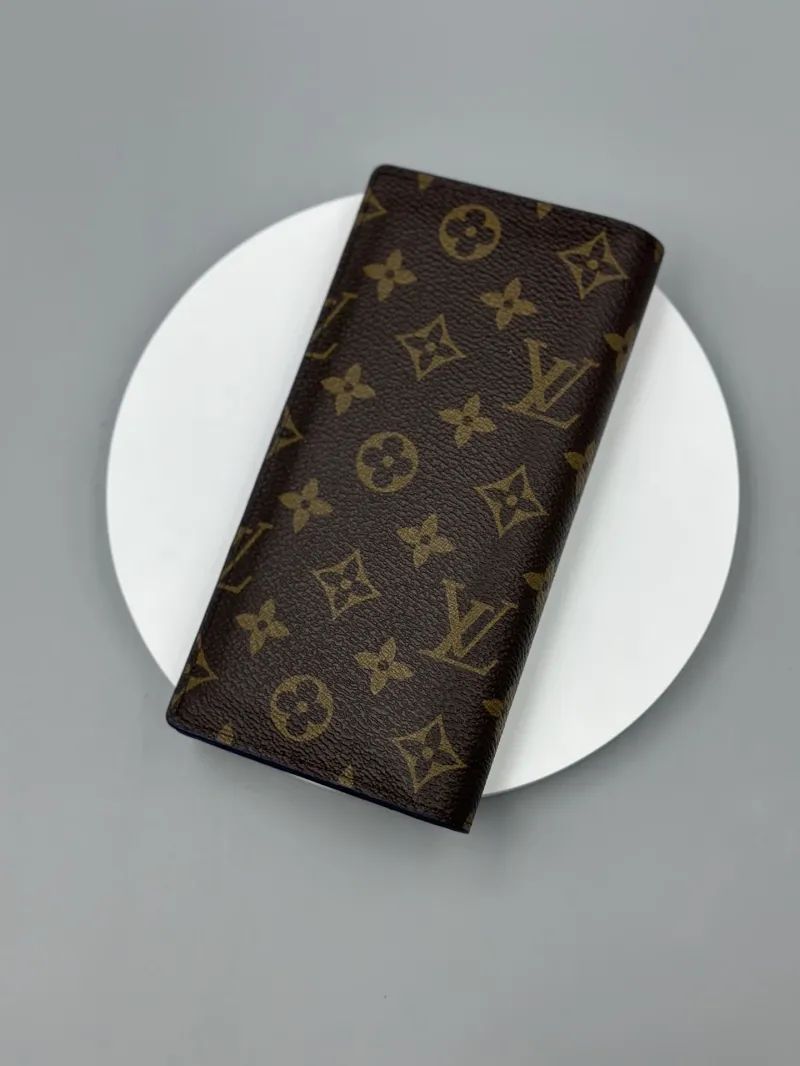 Alternative view of LV Wallets-485