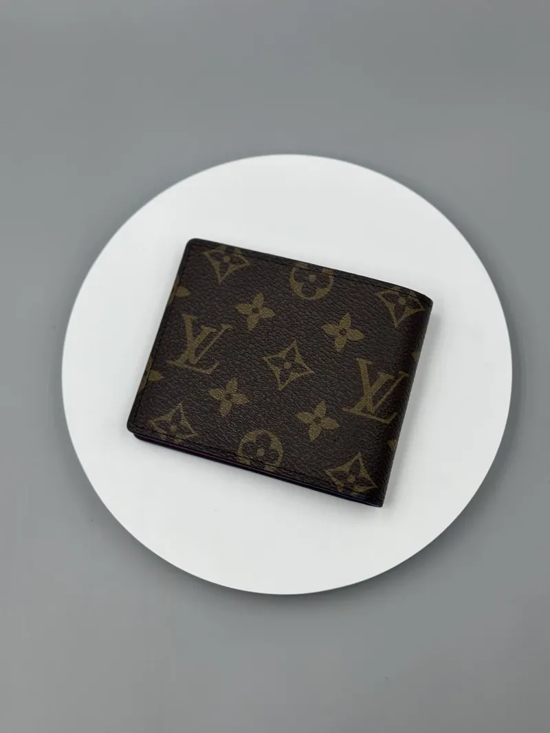 Alternative view of LV Wallets-486