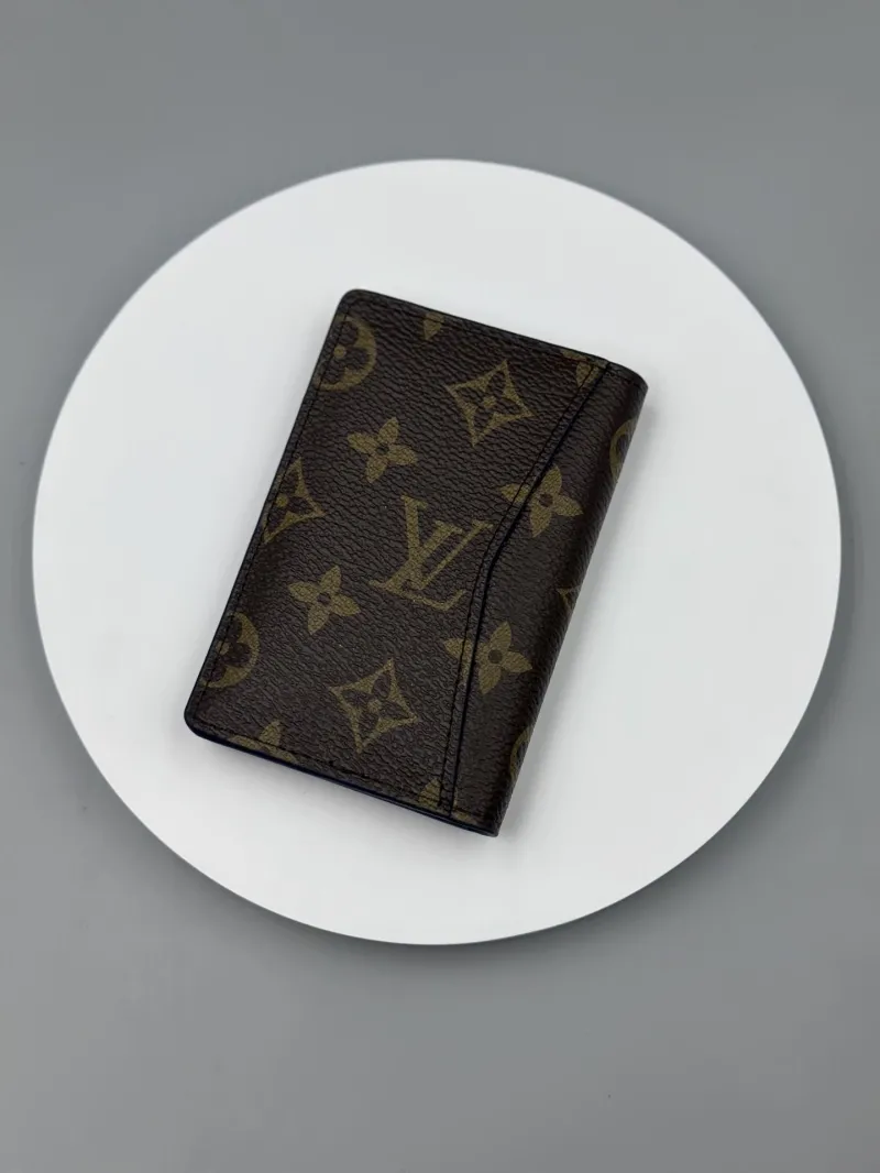 Alternative view of LV Wallets-487