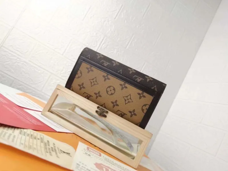 Alternative view of LV Wallets-493
