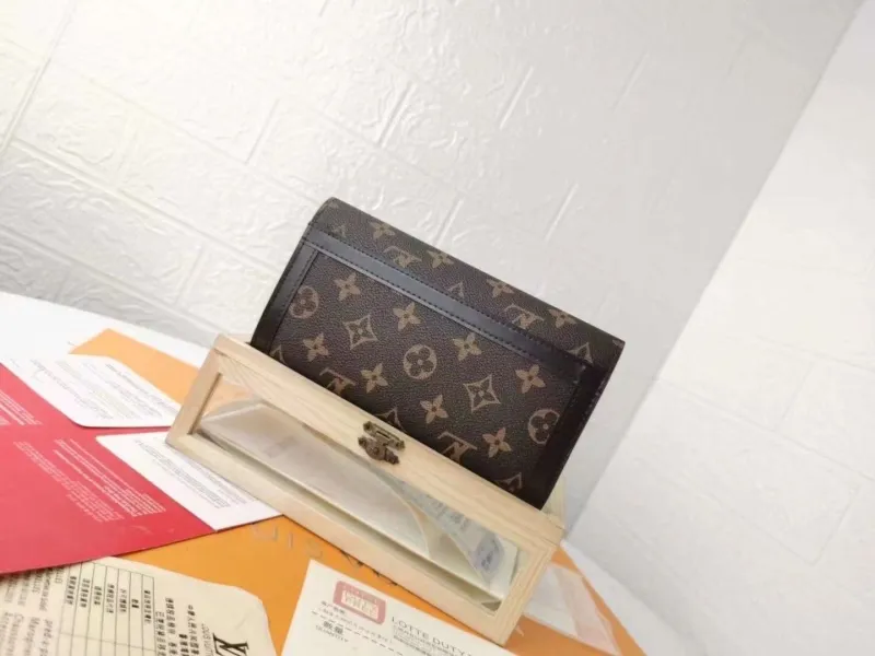Alternative view of LV Wallets-494