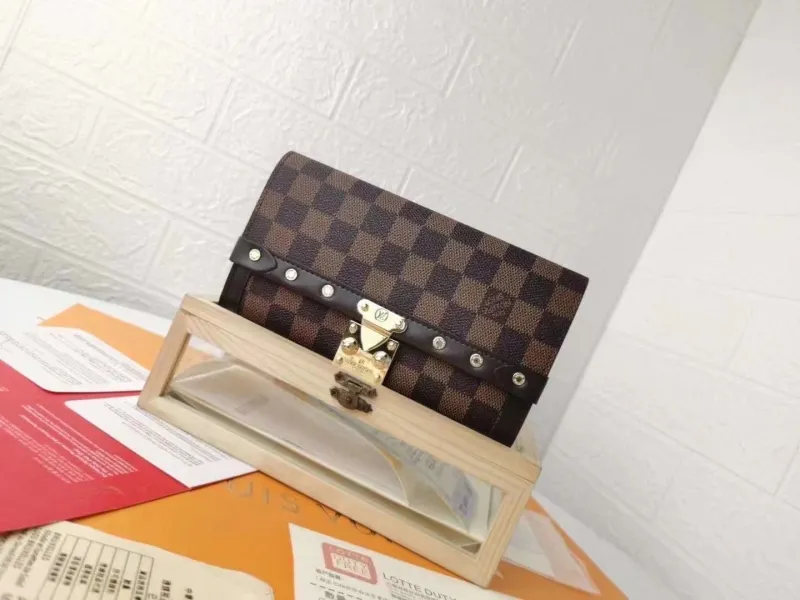 LV Wallets-495