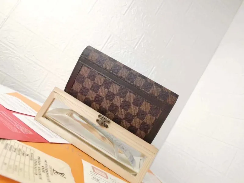 Alternative view of LV Wallets-495