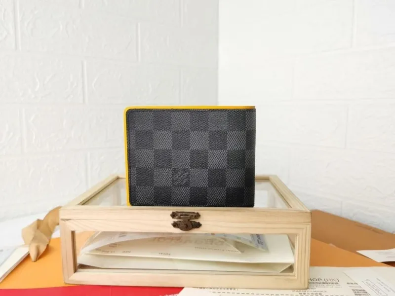 Alternative view of LV Wallets-501