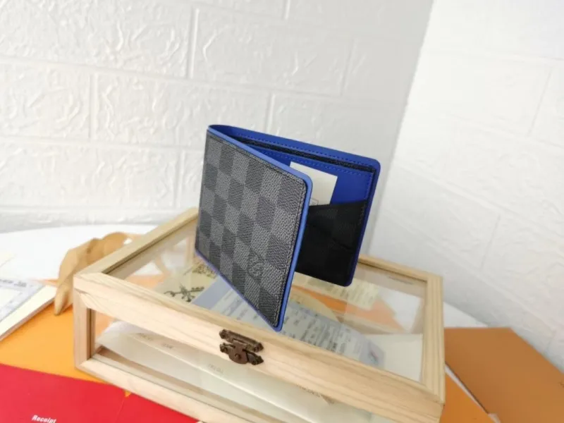 Alternative view of LV Wallets-503