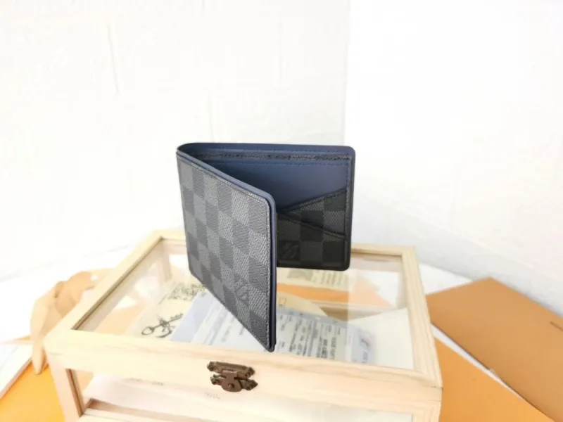 Alternative view of LV Wallets-504