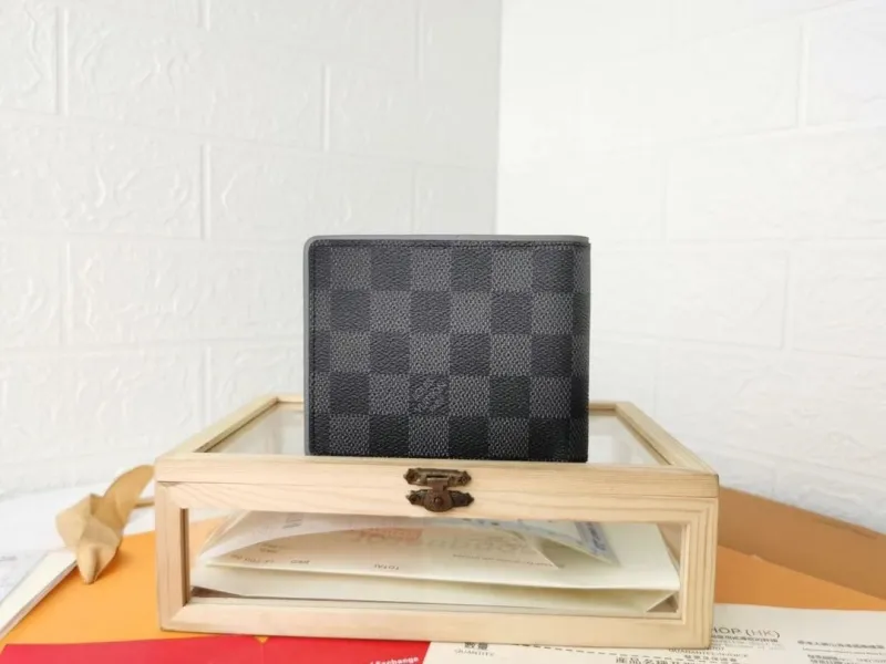 Alternative view of LV Wallets-505