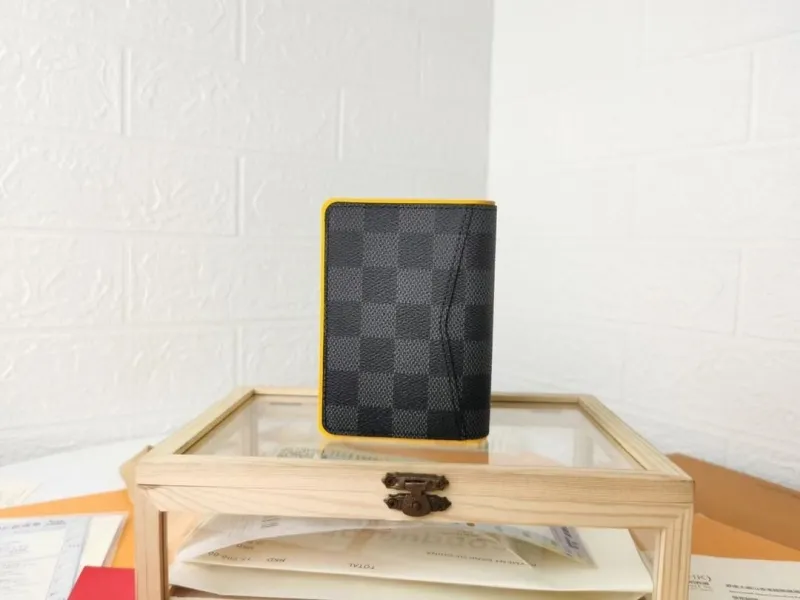 Alternative view of LV Wallets-506