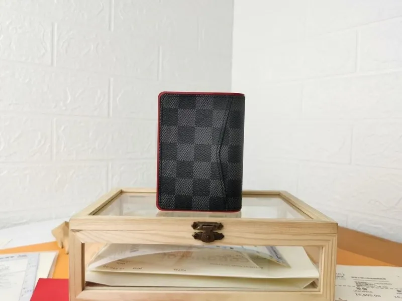 Alternative view of LV Wallets-507