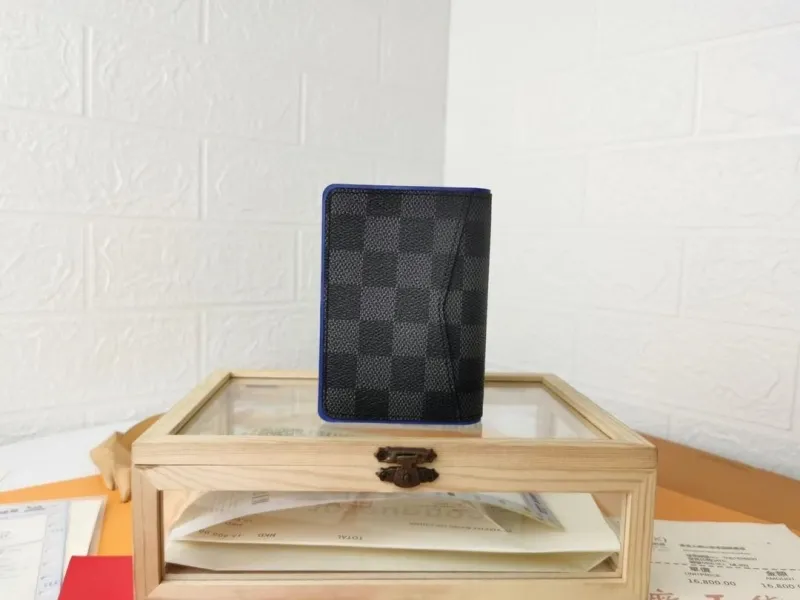 Alternative view of LV Wallets-508