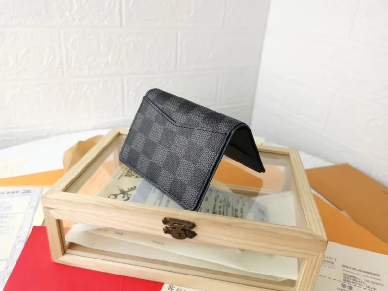Alternative view of LV Wallets-509