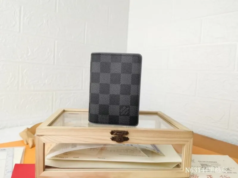 LV Wallets-510