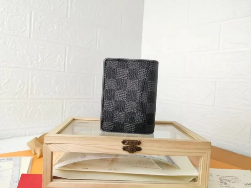 Alternative view of LV Wallets-510