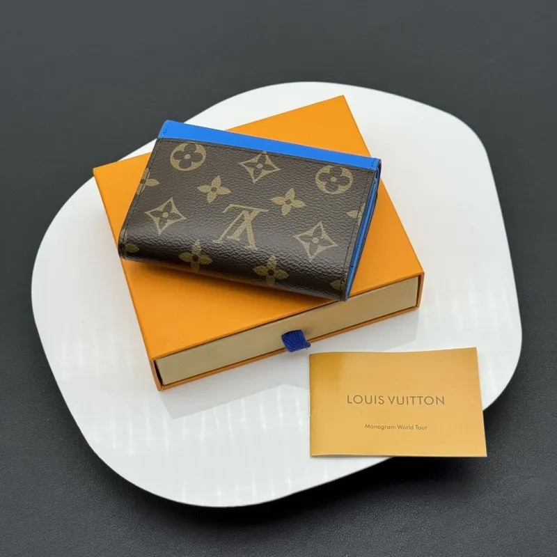 Alternative view of LV Wallets-514