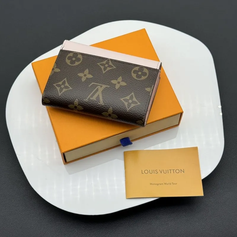 Alternative view of LV Wallets-515