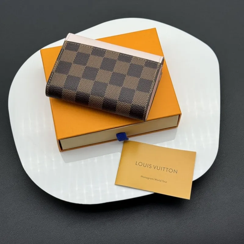 Alternative view of LV Wallets-516