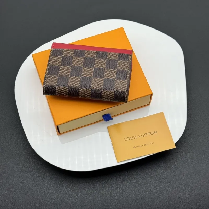 Alternative view of LV Wallets-517