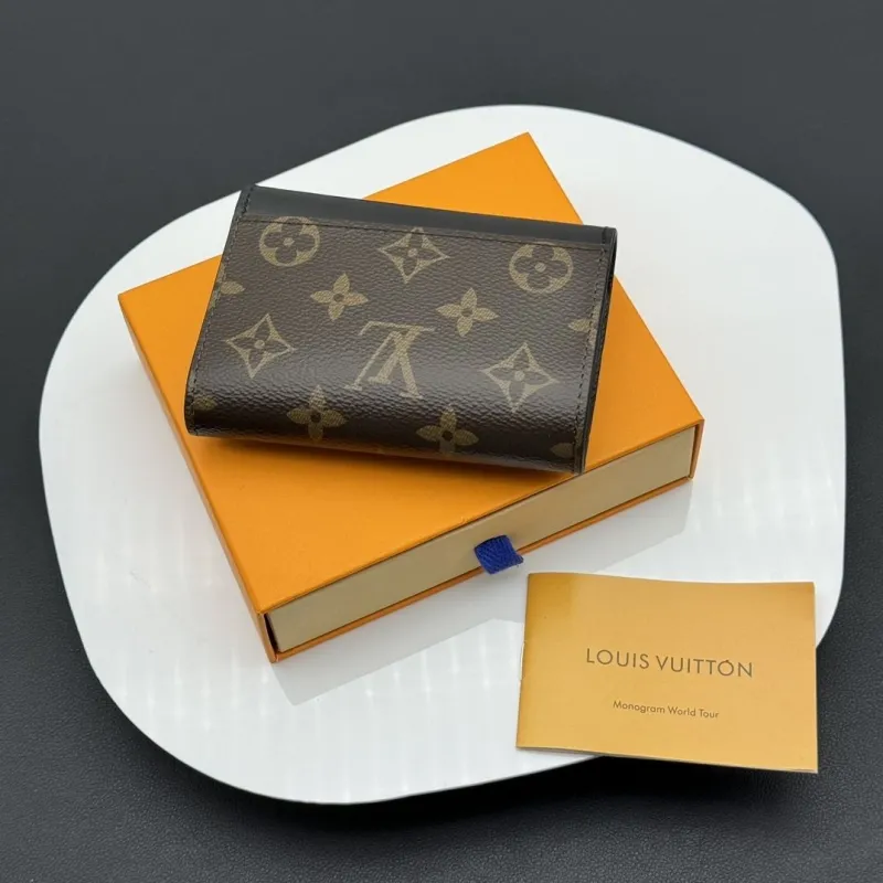 Alternative view of LV Wallets-518