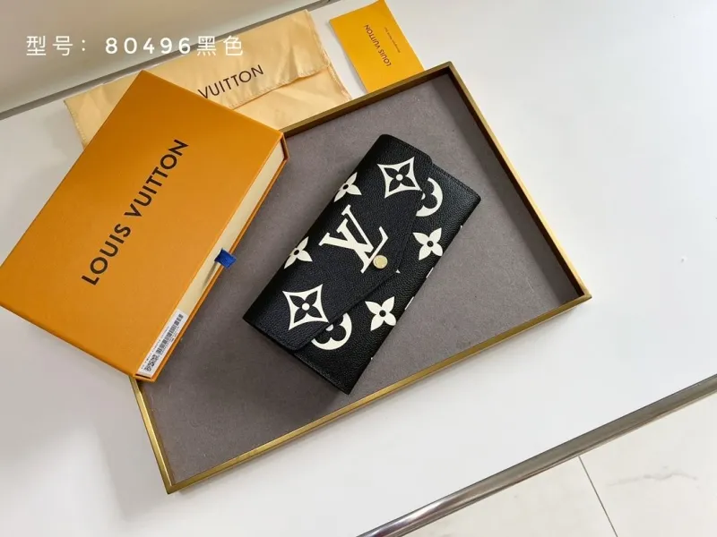 Alternative view of LV Wallets-521