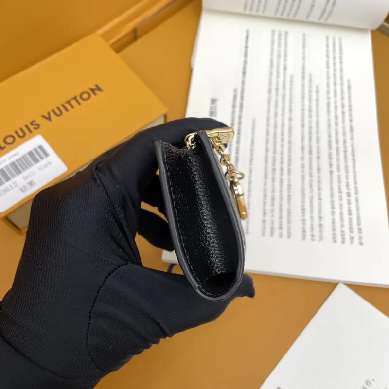 Alternative view of LV Wallets-524