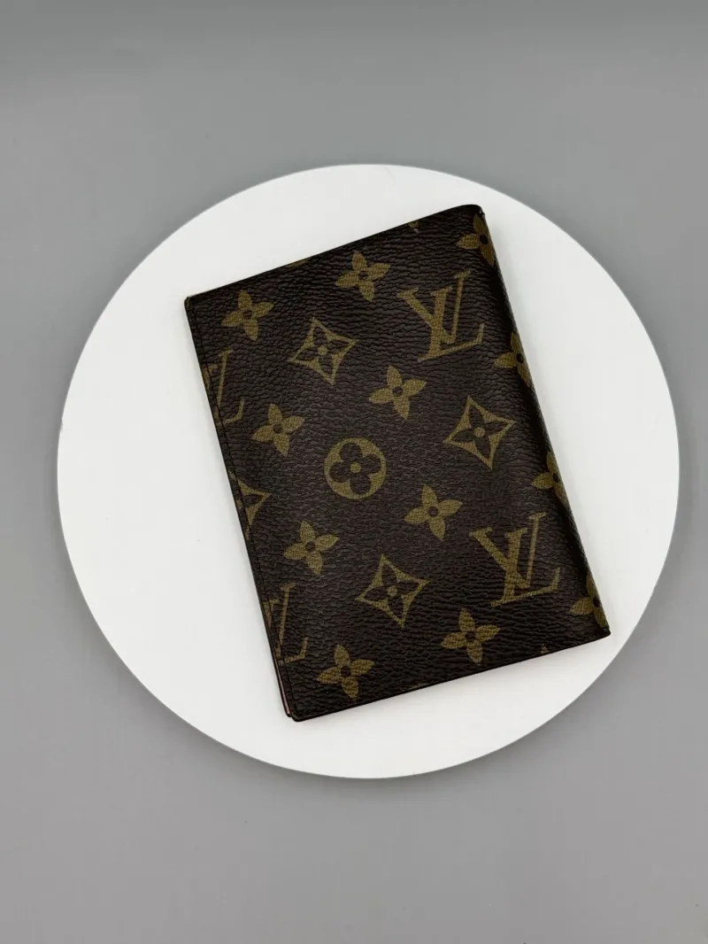 Alternative view of LV Wallets-530