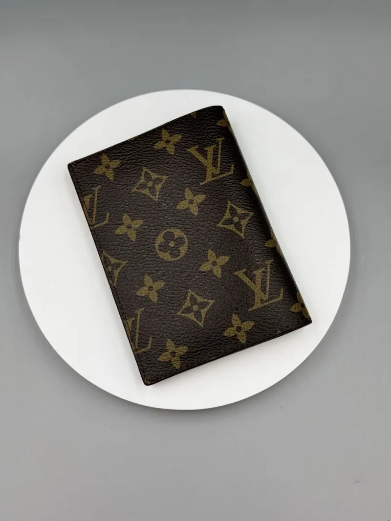 Alternative view of LV Wallets-531