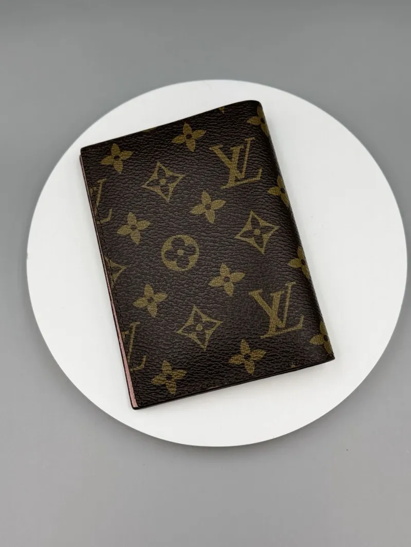 Alternative view of LV Wallets-532