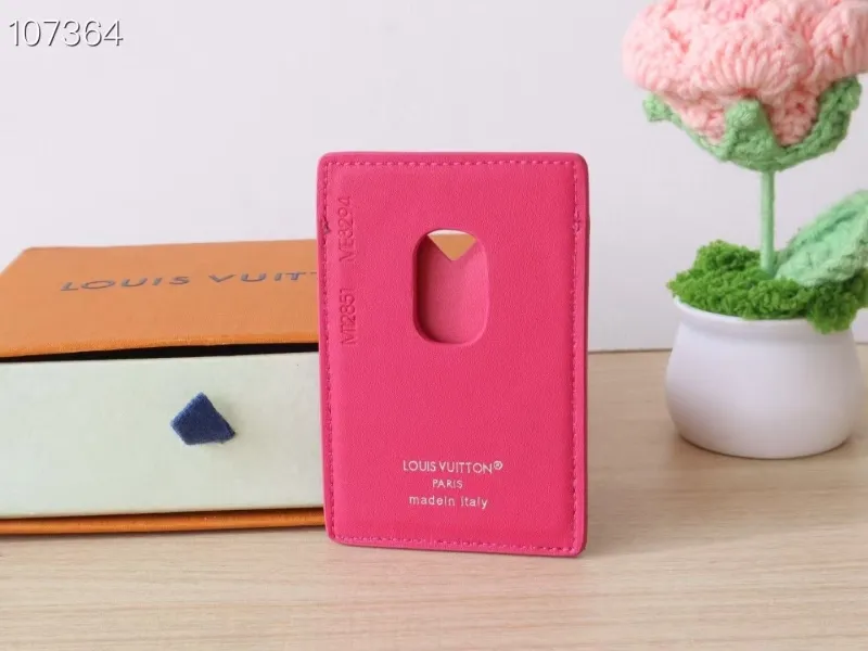 Alternative view of LV Wallets-533