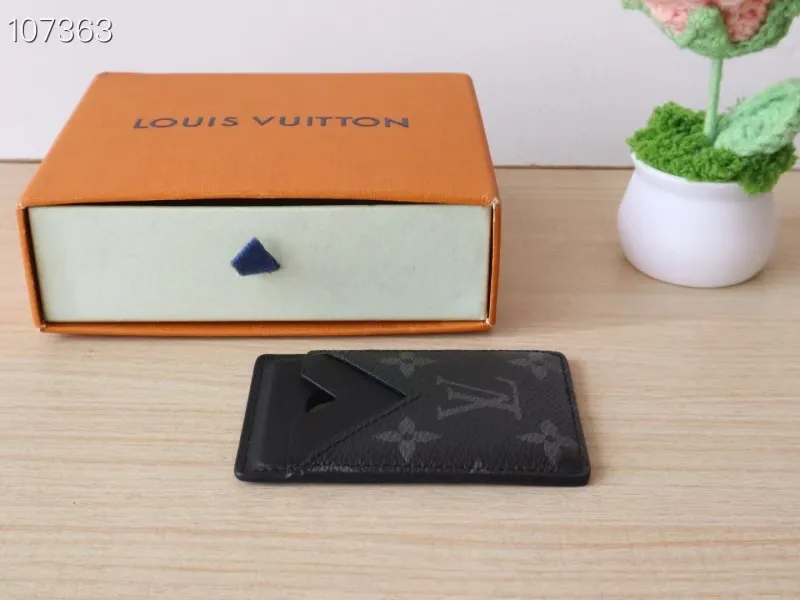 Alternative view of LV Wallets-534